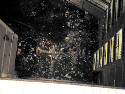 大學生畢業前砸電腦扔桌椅 宿舍樓垃圾成山(圖)