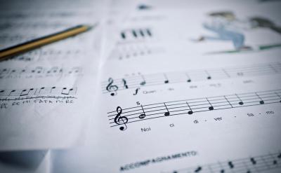 (四)特殊虛詞:詞義固定,固定翻譯