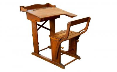 當(dāng)然注意在傳授知識(shí)的同時(shí)加強(qiáng)學(xué)生的思想政...