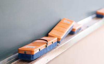 構成羥基的O和H只有兩個。因此H3PO3是二元...