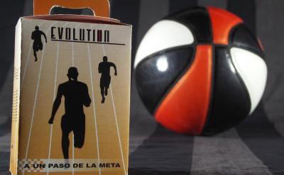 日子也如蝶,每天從墻上飄落,幻化成粉,彌...