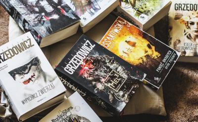 用“以”字引領的狀語后置句翻譯時一般都要...