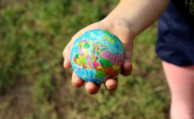 本人現在所教的是一年級,課堂上學生集體回...