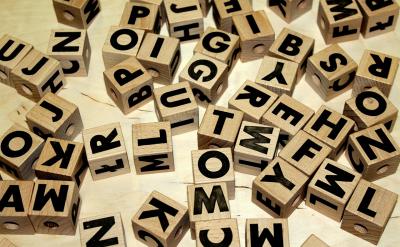 觀察、交流寫好生字的關鍵點,學生練習時教...