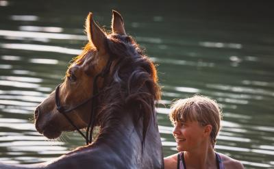 ②文化市場的自發性和傳媒的商業性,引發憂...