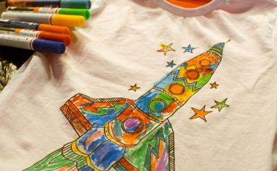 2. 電解電容器:使用電解質作為電介質,具...