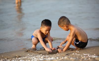 - May I speak to John, please? 我能和約...