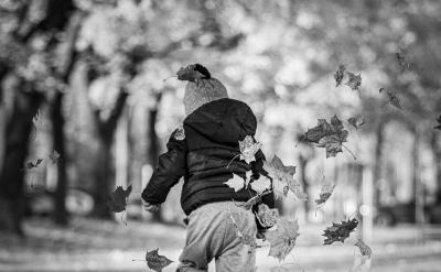 2. 言傳身教糾正自私行為