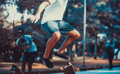 省略號(……)1、表示重復詞語或列舉的省略...