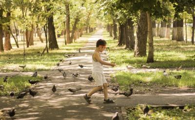 開展各種語文游戲。如詞語轉換,如“大海”...