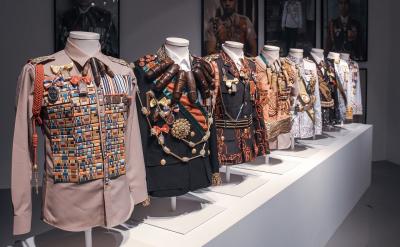 有感情地朗讀這一自然段。用一句話歸納作者...