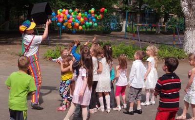 其次,家長(zhǎng)要盡可能支持孩子。當(dāng)孩子遇到困...