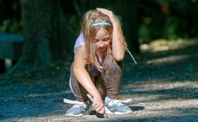 首先我們從車子內(nèi)部開始清洗,最后清洗外部...