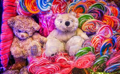 作為父母,我們應(yīng)該教育孩子正確的價值觀,...