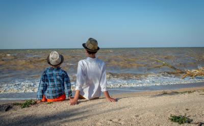 10.父母是天然的教師,他們對兒童,特別是...