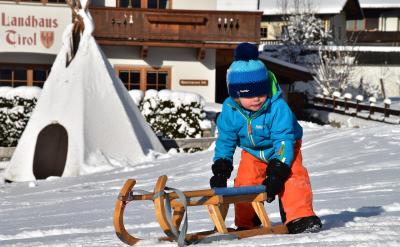 孩子有通過別人的注意,來肯定自己的存在的...