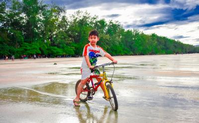 在做完型填空題時(shí),通常先弄清語境,并依據(jù)...