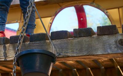 孩子的肩膀應(yīng)該自然下垂,避免聳肩。上臂應(yīng)...